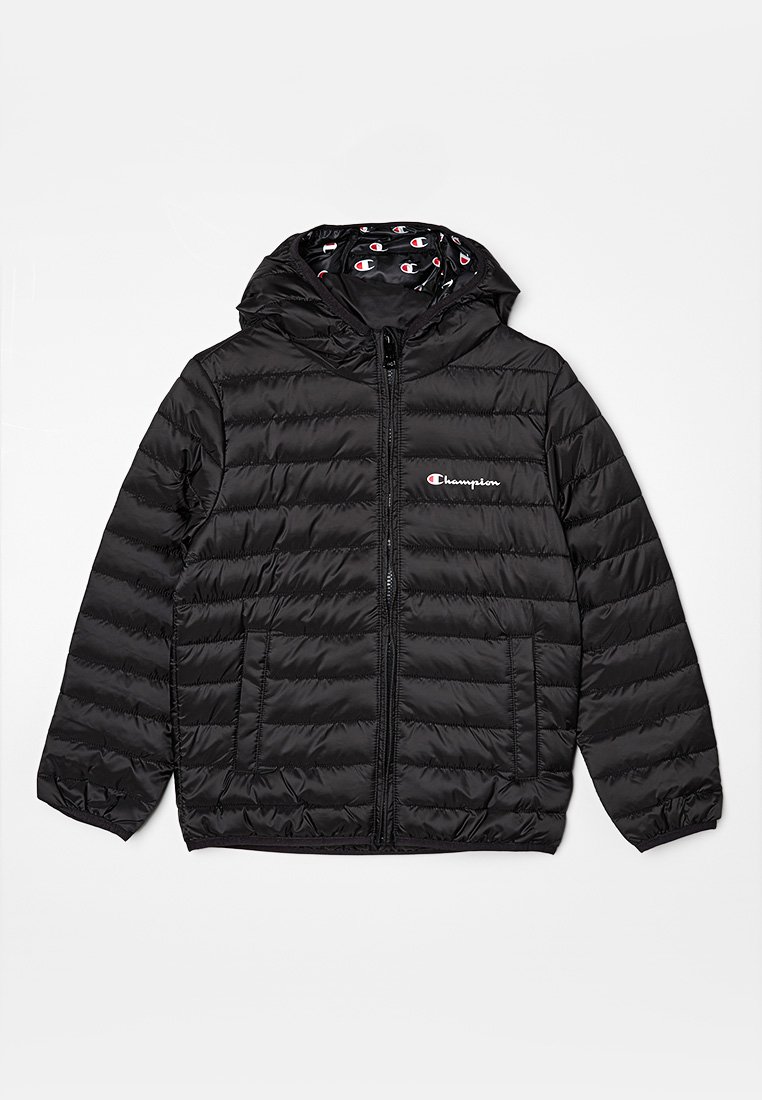 Giubbotto piumino nero con chiusura a zip, cappuccio e due tasche frontali. Caratterizzato da un pattern trapuntato testurizzato e logo sul petto.