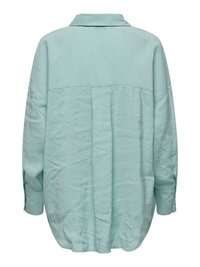 Chemise bleu clair à manches longues avec poignets boutonnés, empiècement dos plissé et ourlet arrondi, vue de dos.