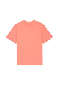Tričko s krátkym rukávom v koralovej farbe, vyrobené z bavlny. Má klasický okrúhly výstrih, voľný strih a čisté švy bez grafiky alebo vzorov.