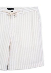 Hellbeige Shorts mit vertikalen weißen Streifen, ausgestattet mit einem Kordelzugbund, Seitentaschen und einer glatten, gewebten Textur.