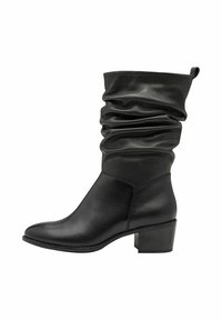 Botoși de gleznă din piele neagră, cu un design relaxat, având vârful rotunjit și un toc mediu bloc. Textură netedă și accesorii minime.