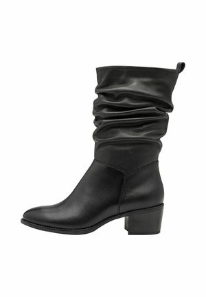 Stivaletti alla caviglia in pelle nera con un design morbido, caratterizzati da una punta arrotondata e un tacco a blocco di altezza media. Texture liscia e hardware minimal.