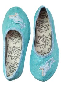 Türkise Ballerinas aus strukturiertem, glitzerndem Material, mit einer hellblauen Schleifenakzent und einer gepolsterten Innensohle mit dem Markennamen.