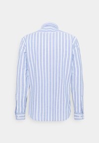 Niebieska koszula z długim rękawem w pionowe białe paski, pokazana od tyłu, z zapiętymi mankietami i złożonym kołnierzykiem.