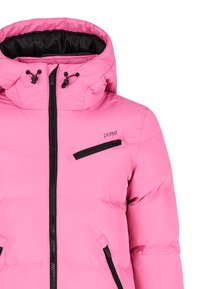 Giacca imbottita rosa con colletto alto, zip nere e tasca sul petto. Presenta lacci elastici e una texture liscia.