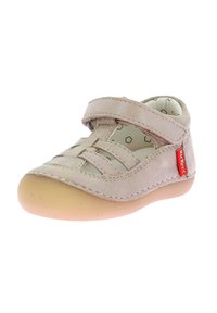 Zapato de ante rosa para toddler con una correa de Velcro, punta redondeada, diseño recortado y suela de goma marrón; presenta un interior con patrón.
