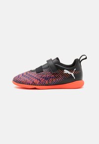 Czarne buty sportowe z wzorzystą cholewką w fioletowych i czerwonych gradientach, z rzepem i pomarańczową podeszwą.