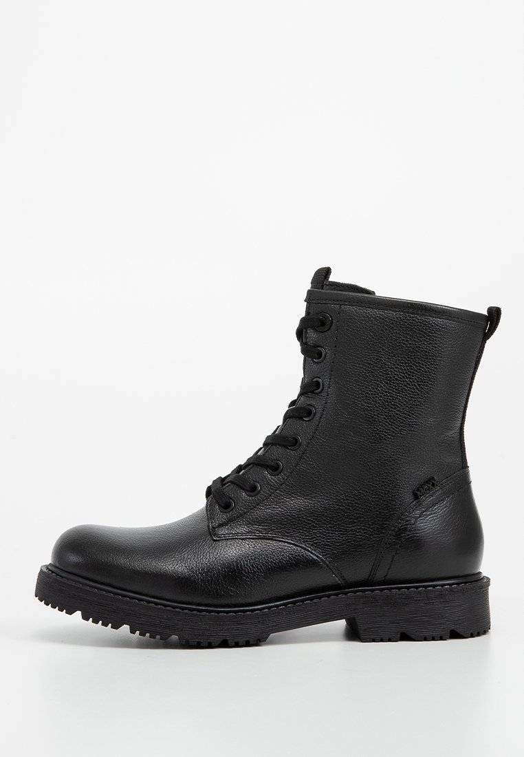 Stivaletto in pelle nera con lacci, caratterizzato da una superficie texturizzata, punta rotonda e suola robusta. Include occhielli in metallo e un nasello per facilitare l'indossamento.