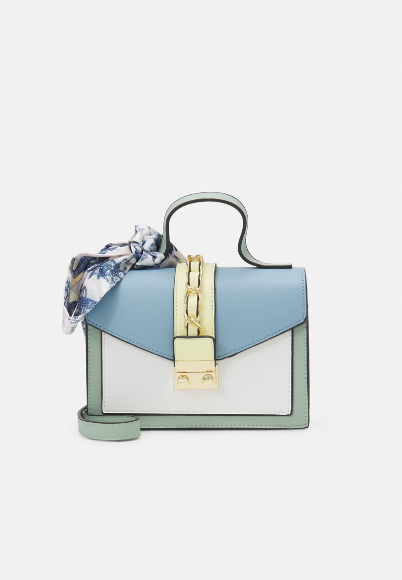 Borsa colorata con forma strutturata. Presenta pannelli blu, verdi e bianchi, ferrature dorate e una sciarpa decorativa con motivo.