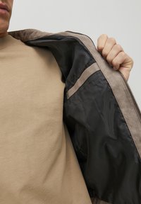 Jack & Jones JJEROCKY - Giacca in similpelle - dark brown