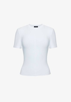 Fehér, rövid ujjú, testhezálló póló sima anyagból, kerek nyakkivágással és középen elhelyezett varrással az elegáns megjelenés érdekében.