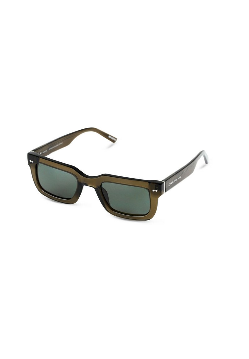Gafas de sol con un marco grueso y bicolor en marrón oscuro y negro, con lentes de tono verde y detalles plateados en las patillas.
