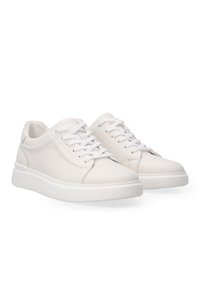 Hvide lædersneakers med en glat overflade, rund tå, flad hvid sål og hvide snørebånd. Side syninger og minimal branding synlig.