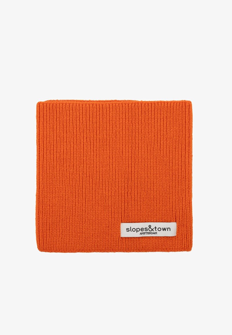 Scaldacollo a coste arancione di forma rettangolare, con un'etichetta firmata che presenta "slopes&town Amsterdam" su sfondo bianco.