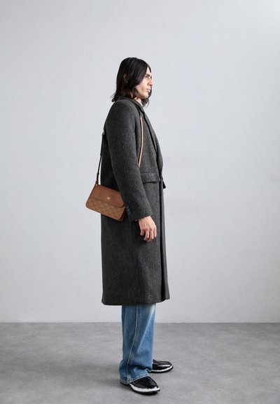 MCM HIMMEL CROSSBODY - Olkalaukku - cognac