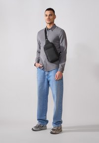 Pier One UNISEX - Borsa a tracolla - black
