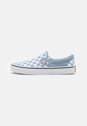 Chaussure slip-on basse avec motif damier bleu et blanc, semelle en caoutchouc blanche et étiquette logo Vans sur le panneau latéral.