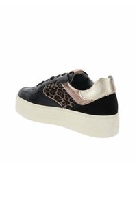 Czarne skórzane sneakersy z akcentem w panterkę, metalicznie różowym złotem i czarnym zamszowym obcasem oraz białą gumową podeszwą.