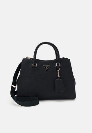 Schwarze strukturierte Handtasche mit zwei Griffen, verstellbarem Schulterriemen und dreieckigem Guess-Logo mit angebrachtem Lederanhänger.
