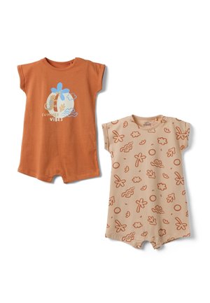 Zwei Baby-Strampler: einer rostfarben mit dem Aufdruck „summer vibes“ und einem Blumenmotiv, der andere beige mit einem Muster abstrakter oranger Formen.