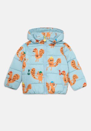 Dikke blauwe jas met oranje cartoon eekhoorns, met een fluffy capuchon en ritssluiting. Inclusief kleurrijke accenten en een doorgestikt ontwerp.