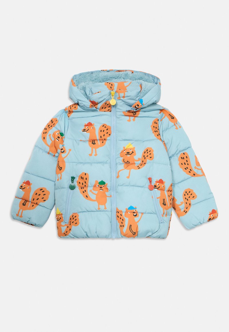 Puffete blå jakke med oransje tegneserie-ekorn, med en fluffy hette og glidelås. Inkluderer fargerike detaljer og quiltestruktur.