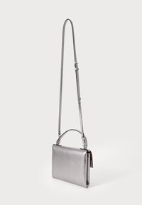 Sølv læder crossbody taske med en struktureret form, justerbar strop og en top-håndtag. Struktureret overflade med minimalistisk design.