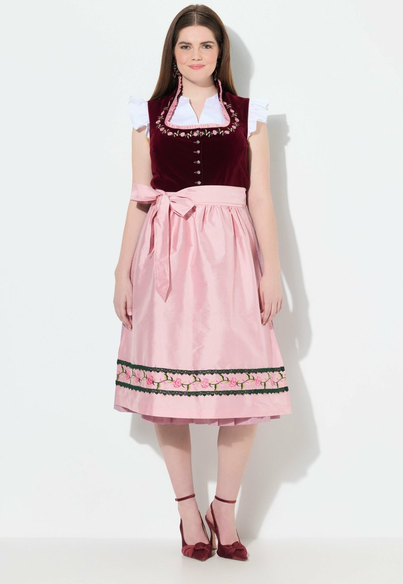 Traditionell österreichisches Kleid mit einem samtigen burgunderfarbenen Mieder, weißen Rüschenärmeln und einem rosa Satinrock, der mit floralen Stickereien und schwarzem Besatz verziert ist.