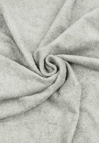 Grau Handtuch mit einer strukturierten, plüschigen Oberfläche, die in einer spiralförmigen Anordnung präsentiert wird. Das Material erscheint weich und saugfähig, mit einer gleichmäßigen Farbe.