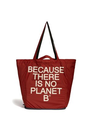 Grande borsa rossa con manici lunghi, testo bianco sul davanti con la scritta "BECAUSE THERE IS NO PLANET B" in lettere grassetto.