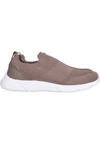 Braune Slipper-Sneaker mit einem strukturierten Strickobermaterial, perforierten Akzenten und einer dicken weißen Sohle für Komfort und Langlebigkeit. Leichtes Design.