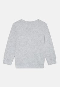 Sweatshirt gris à manches longues, avec des poignets côtelés et un col rond. Texture lisse et coupe classique, avec un motif chiné.