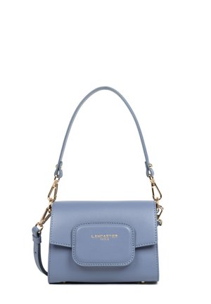Petit sac à main structuré en cuir bleu clair avec un rabat avant et des accents en métal doré. Il dispose d'une poignée amovible et d'un logo.