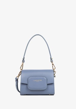 Piccola borsa strutturata in pelle blu chiaro con pattina frontale e dettagli in metallo dorato. Dotata di un manico removibile e di un logo.