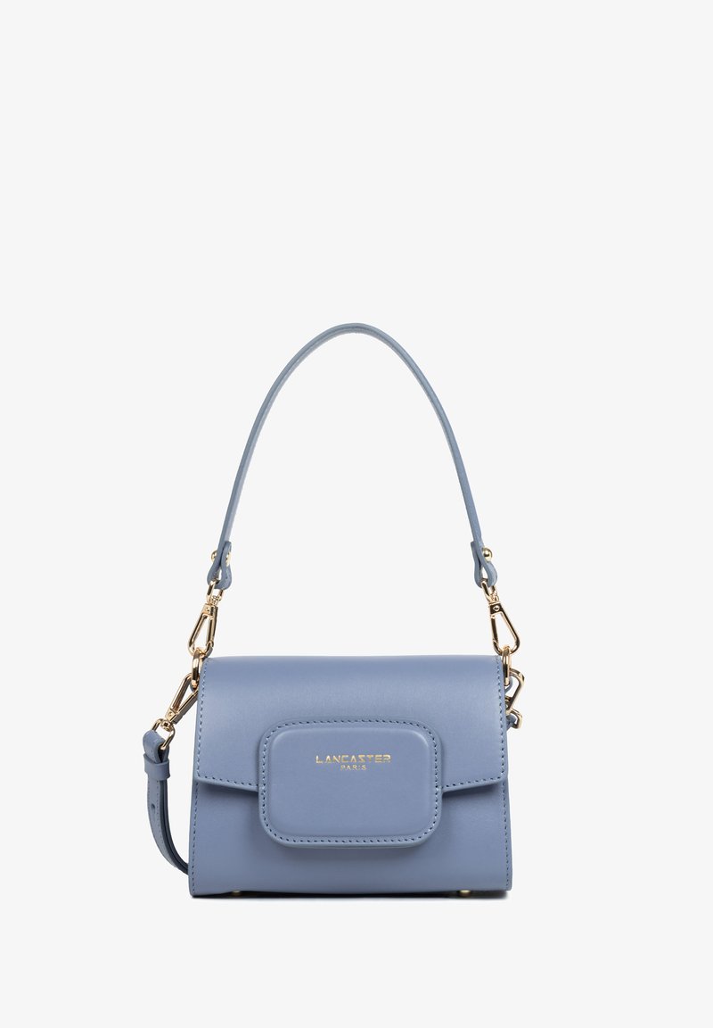 Petit sac à main structuré en cuir bleu clair avec un rabat avant et des accents en métal doré. Il dispose d'une poignée amovible et d'un logo.