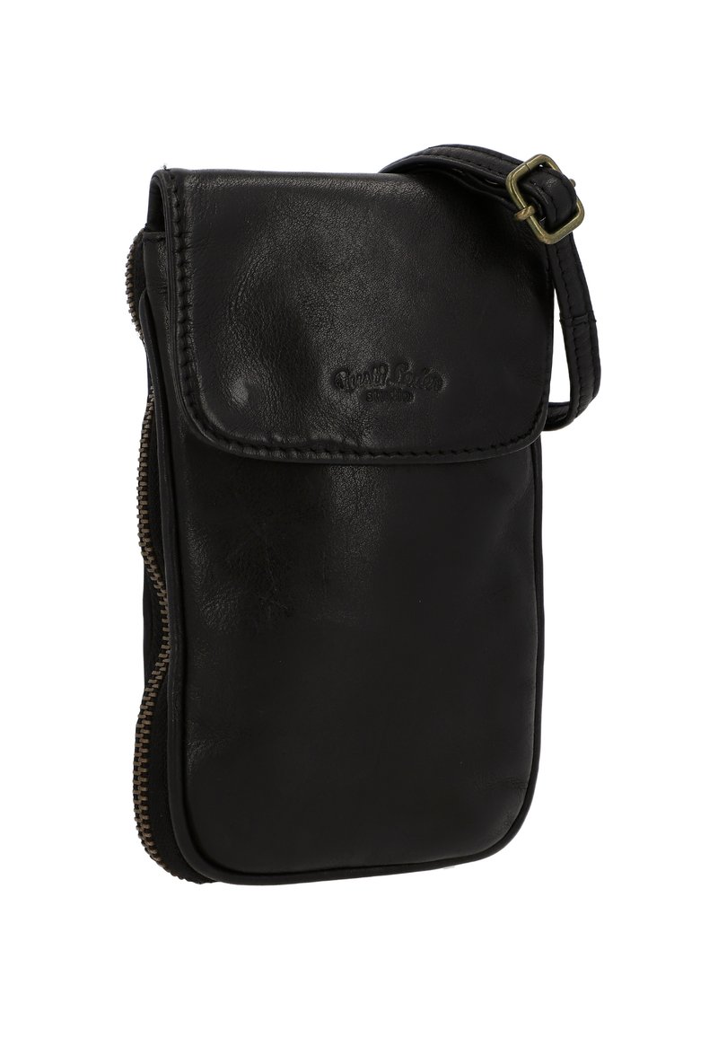 Borsa a tracolla in pelle nera con chiusura a patta, dettaglio con zip e tracolla regolabile. Presenta una texture liscia e un logo impresso.
