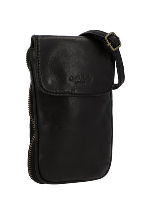 Zwart leren crossbody tas met een klepafsluiting, ritsdetails en een verstelbare schouderband. Beschikt over een gladde textuur en een reliëflogo.