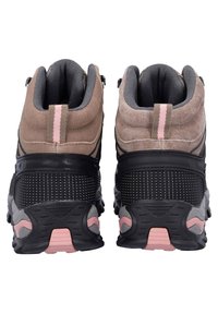 Braune und schwarze Wanderschuhe mit einem strukturierten Wildleder-Obermaterial, rosa Akzenten und einer robusten Gummisohle, ausgestattet mit gepolsterten Kragen und Rückenschlaufen.