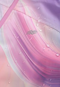 Sportieve stof in roze en lichtpaarse tinten met golvende patronen, voorzien van waterdruppels en een zilveren logo-accent.