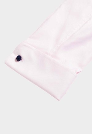 Rosa Dress-Shirt-Manschette mit subtilen diagonalen Streifen, einem kontrastierenden marineblauen Knotenknopf und sauber gestickten Kanten.