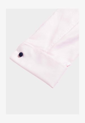 Rosa Dress-Shirt-Manschette mit subtilen diagonalen Streifen, einem kontrastierenden marineblauen Knotenknopf und sauber gestickten Kanten.