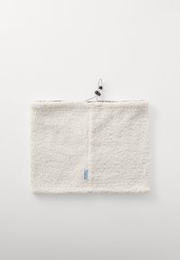Chauffe-cou en polaire blanche avec une texture pelucheuse, mettant en avant un cordon noir et une étiquette de marque. Forme rectangulaire avec un aspect doux et confortable.