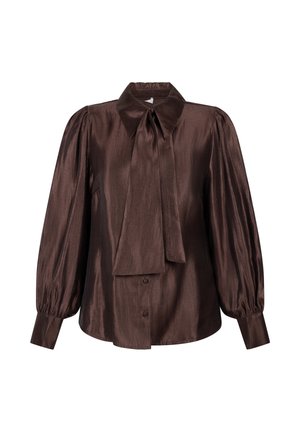 Bruine satijnen blouse met een hoge kraag, lange, geplooide mouwen en een strikdetail bij de hals. Heeft een knoopsluiting aan de voorkant en een gladde textuur.