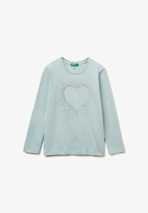 Lichtblauwe lange mouw shirt met een ronde hals en een hartontwerp gemaakt van kleine zilveren studs, met een relaxte pasvorm en een zachte textuur.