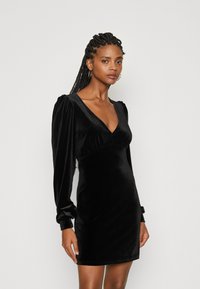 ONLY - ONLSMOOTH V NECK DRESS - Cocktailklänning - black Miniatyrbild 1