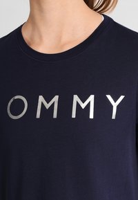 Tommy Hilfiger Triko s potiskem - dark blue