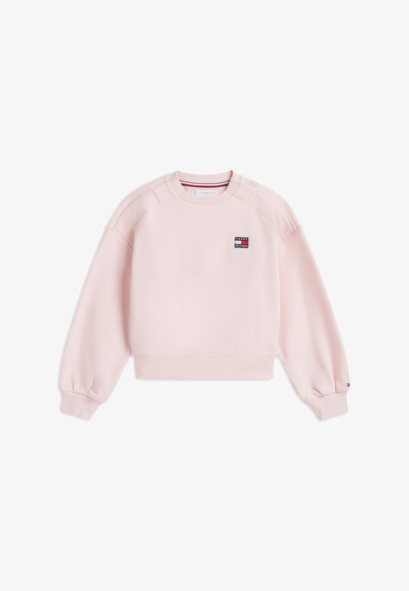 Sweat-shirt à manches longues rose clair avec poignets et ourlet côtelés, col rond, et petit logo rectangulaire Tommy Hilfiger sur la poitrine.