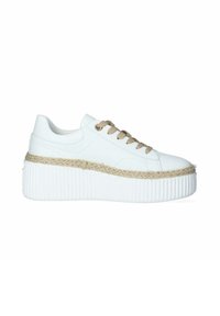 Sneaker bianco con suola piatta e texturizzata. Presenta un accento in juta intrecciata attorno alla base e lacci beige. Materiale simile alla pelle, liscio.
