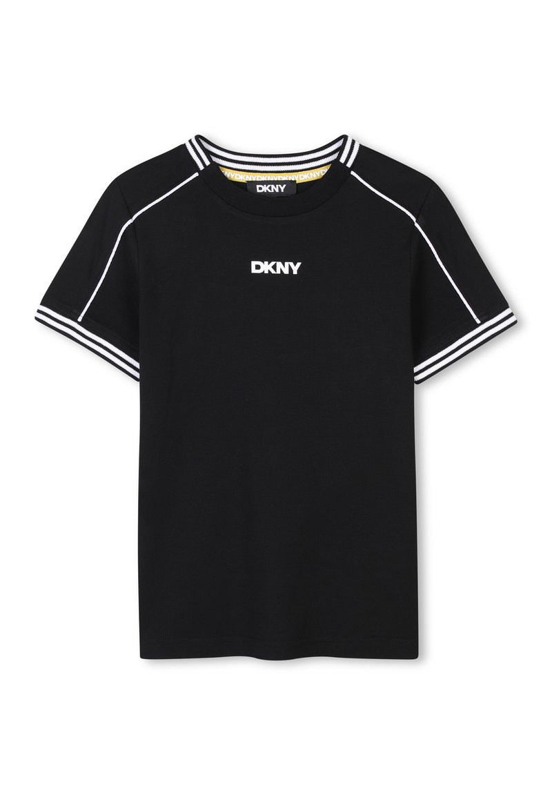 Zwarte T-shirt met korte mouwen van katoen. Heeft witte accentstrepen op de mouwen en een klein wit DKNY-logo aan de voorkant.