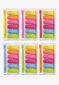 Un ensemble de brosses à dents et de tubes de dentifrice colorés dans six compartiments, mettant en avant des couleurs vives telles que le jaune, le rose et le bleu avec des motifs ludiques.